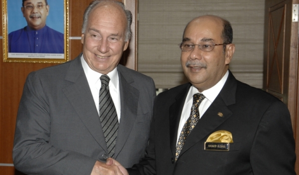 His Highness the Aga Khan being greeted by Malaysia's Foreign Minister Syed Hamid Albar in Kuala Lumpur./Gary Otte  2007-09-04
